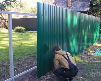 Забор из профнастила для ограждения строительных объектов